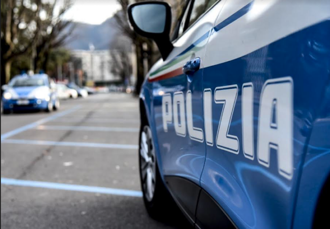Ruba una bici, poi tenta di borseggiare una donna e scaglia sassi contro un capotreno