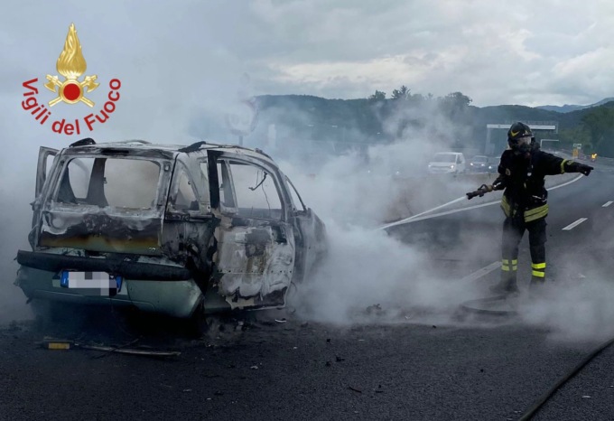 Incendio sull’A9, auto prende fuoco in transito: nessun ferito