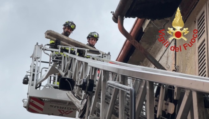 Cornicione pericolante, intervengono i Vigili del fuoco