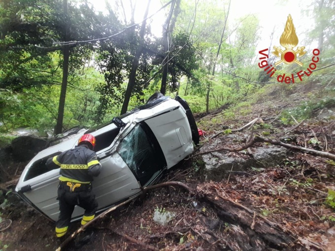 Auto cade in un dirupo, intervento dei Vigili del fuoco