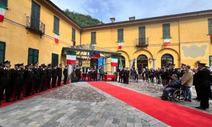 Carabinieri schierati per l'inaugurazione della mostra di Monaldi