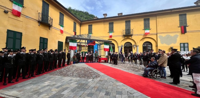Carabinieri schierati per l’inaugurazione della mostra di Monaldi