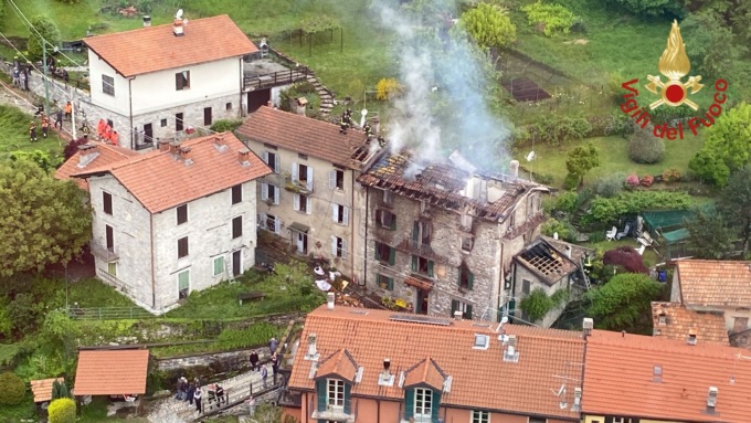 Abitazione in fiamme, sul posto elicottero e aerosoccorritori