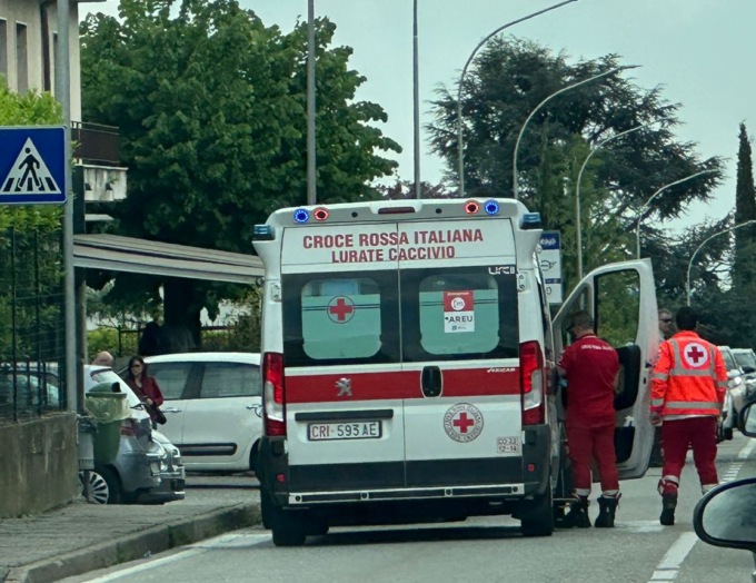 Incidente stradale tra auto e moto, 16enne trasportato in ospedale in codice rosso