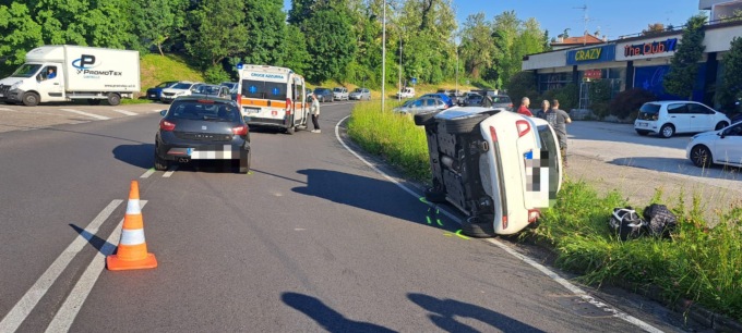 Incidente a Cantù: si ribalta con l’auto