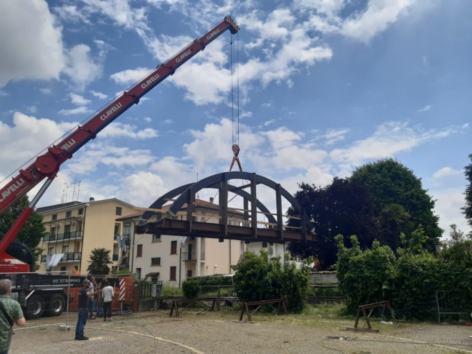 Posizionato il ponticello pedonale di piazza Mercato