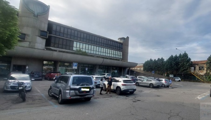 Minacciato con un coltello fuori dalla banca e derubato di 100 euro