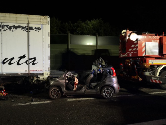 Si schianta contro un camion in A9: morto un 24enne