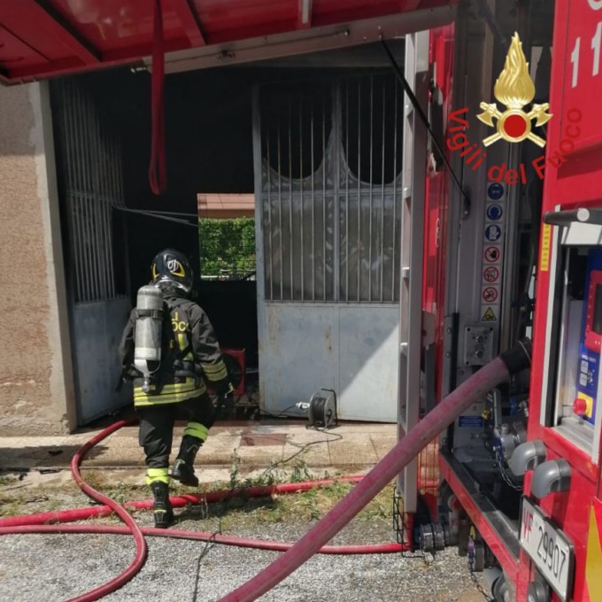 A fuoco un capannone adibito a magazzino