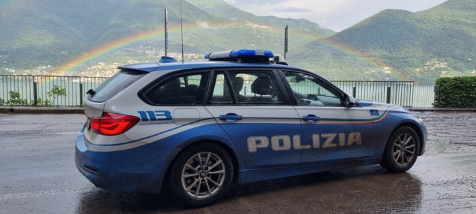 Lancia petardi sui passanti: denunciato un giovane