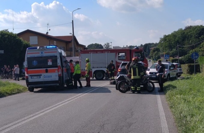 Scontro tra una moto e un’auto, ferito un ragazzo di 16 anni