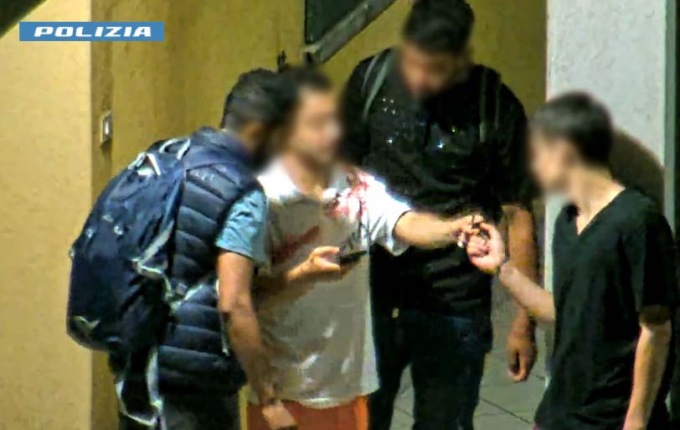 Spaccio in via Anzani: arrestato un 18enne algerino