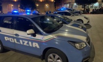 Alterato e con un cacciavite in mano, inveisce contro i ragazzi che lo ospitano