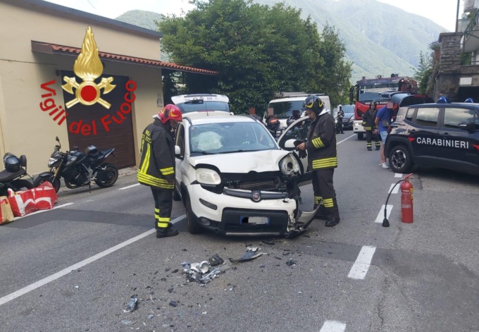 Incidente tra auto sulla Regina, intervengono i Vigili del fuoco