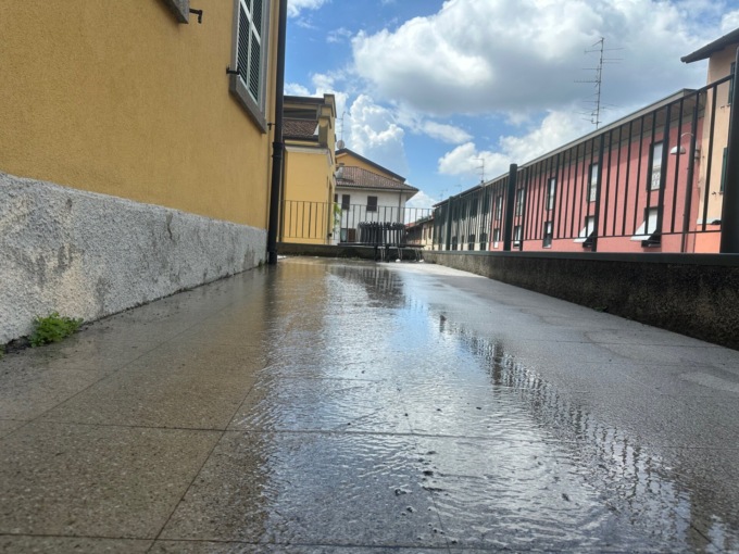 Abbondante perdita d’acqua fuori dalla scuola