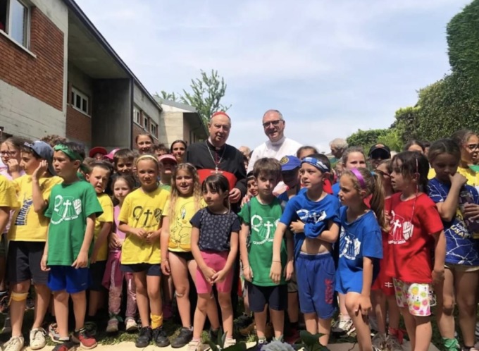 Visita del cardinale in Casa anziani con bimbi e ragazzi del Grest