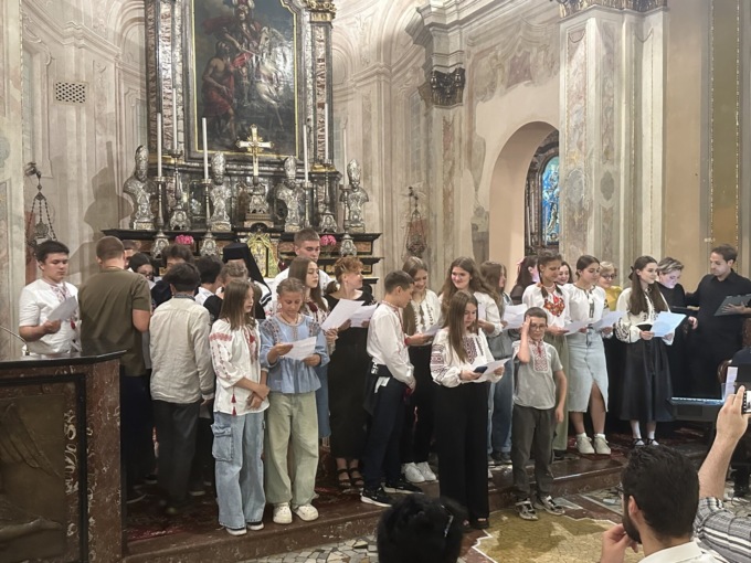 Famiglia Sala in concerto a Como: emozione con 30 ragazzi ucraini – FOTO e VIDEO