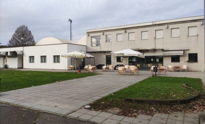 Un uomo mascherato spaventa un gruppo di adolescenti