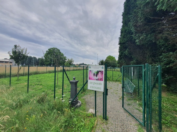 Troppi «regalini» nell’area cani: l’appello di una cittadina