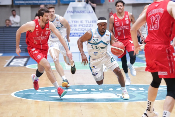 Pallacanestro Cantù sconfitta nel primo atto della finale