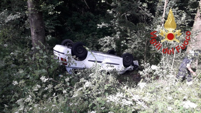 Auto si ribalta a Cucciago, ma all’arrivo dei soccorsi non c’è nessuno