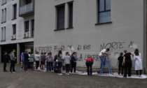 Quaranta giovani de Lo Snodo ripuliscono le scritte dei vandali