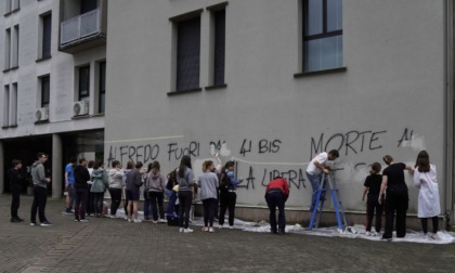 Quaranta giovani de Lo Snodo ripuliscono le scritte dei vandali