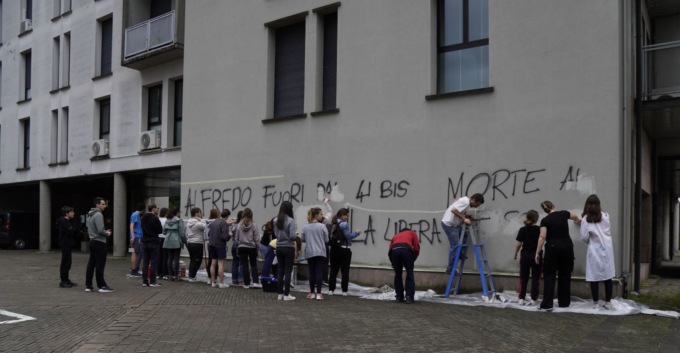 Quaranta giovani de Lo Snodo ripuliscono le scritte dei vandali