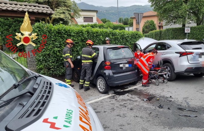 Frontale tra due auto, due feriti in codice giallo