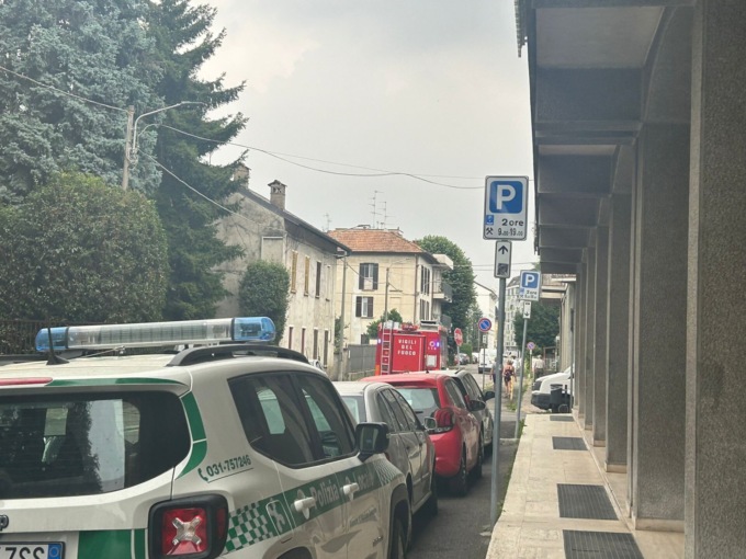 Esce fumo da un’abitazione, i vicini allertano i Vigili del fuoco