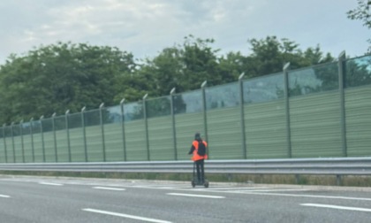 Viaggia su un monopattino in autostrada