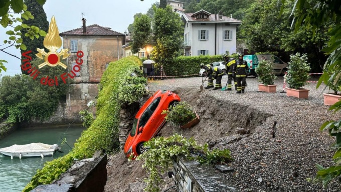 Franato un parcheggio a Laglio: un’auto precipitata