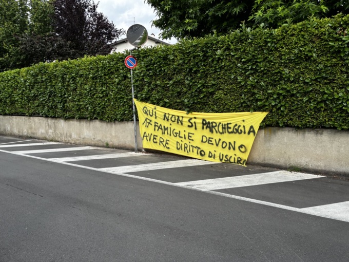 Via Cagnola, caos parcheggi: ipotesi multe o chiusura strada