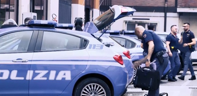 Fanno razzia di prodotti tra gli scaffali e tentano di oltrepassare le casse