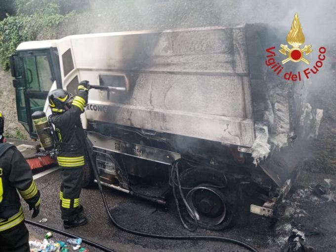 Va a fuoco la spazzatrice durante il servizio