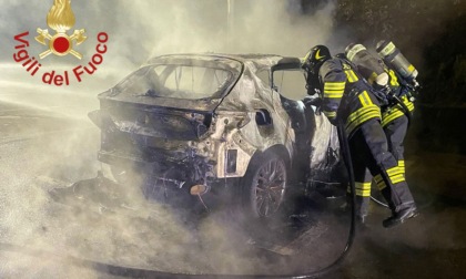 A fuoco nella notte un'automobile  posteggiata