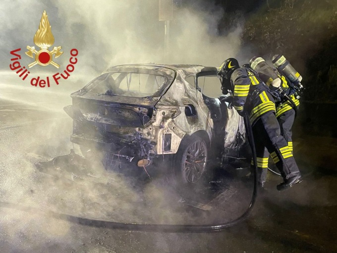 A fuoco nella notte un’automobile  posteggiata