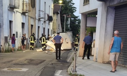 Si schianta con il camper rubato e lo distrugge