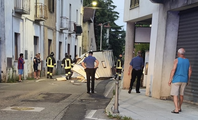 Si schianta con il camper rubato e lo distrugge
