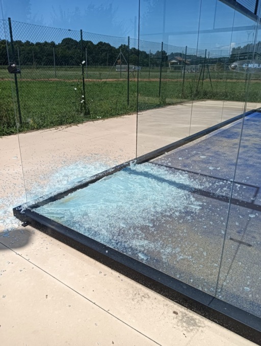 Vandalizzato il campo da padel, vetrata sfondata