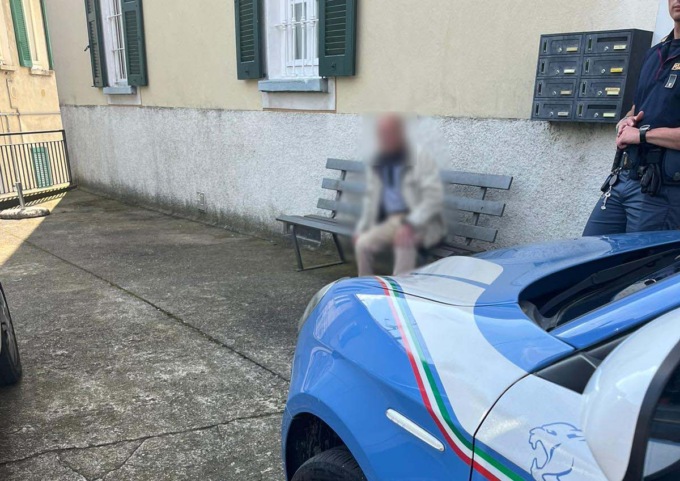 Esce di casa e si perde: anziano salvato grazie a una cittadina e alla Polizia