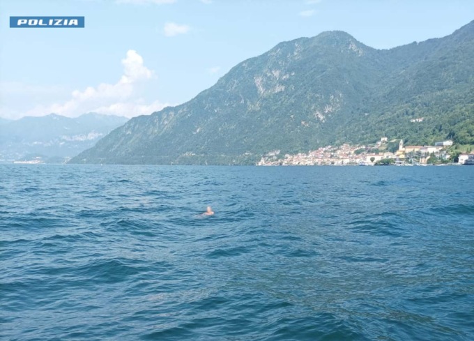 Si tuffa nel lago e poi si trova in difficoltà: anziano salvato dalla Polizia