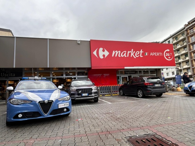 Ruba merce al supermercato: 18enne finisce in manette