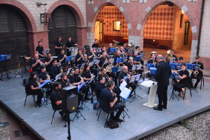 “Aperitivo In musica!” nel cortile del centro congressi Medioevo