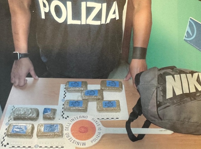 Lavora come front office in ospedale, ma vende droga: arrestata