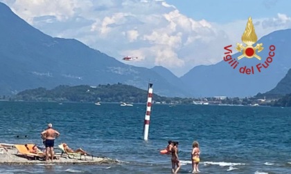 Si tuffa per soccorrere il figlio e non riemerge: si cerca un turista nel lago