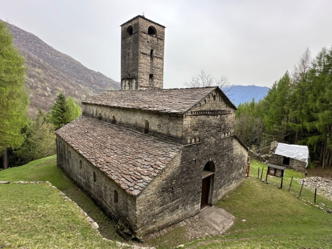 LacMus sale alla splendida abbazia di San Benedetto in Val Perlana