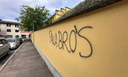 Scuola appena ritinteggiata e subito imbrattata dai vandali