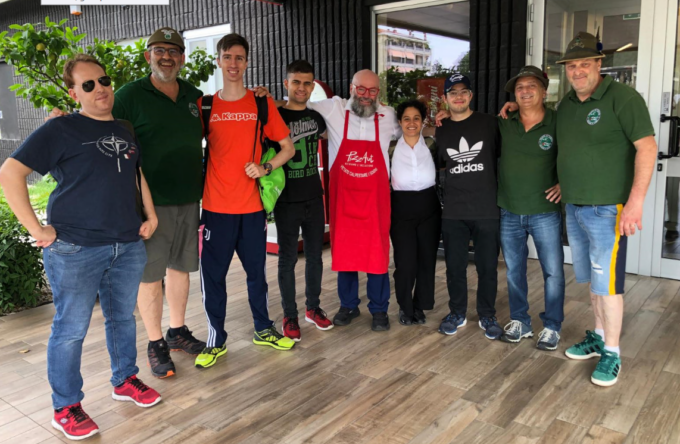 Gli Alpini in cucina con PizzAut
