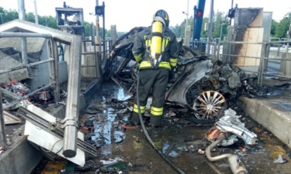 Tragedia al casello di Gallarate: auto si schianta e prende fuoco, morto l'automobilista